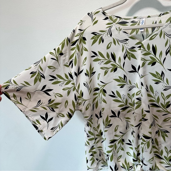 Viishow Women’s Tie Knot Front Wide Short Sleeve Paisley Print Blouse Size 2XL - Picture 3 of 9